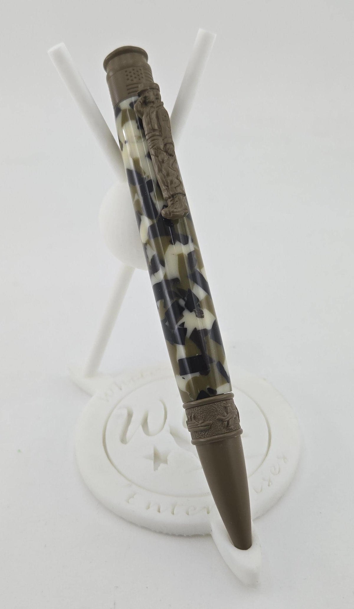 Hand-Turned Military Pen – Sculpted Soldier Clip and USA End Cap Twist Pen - Woodland Camo, Flat Dark Earth